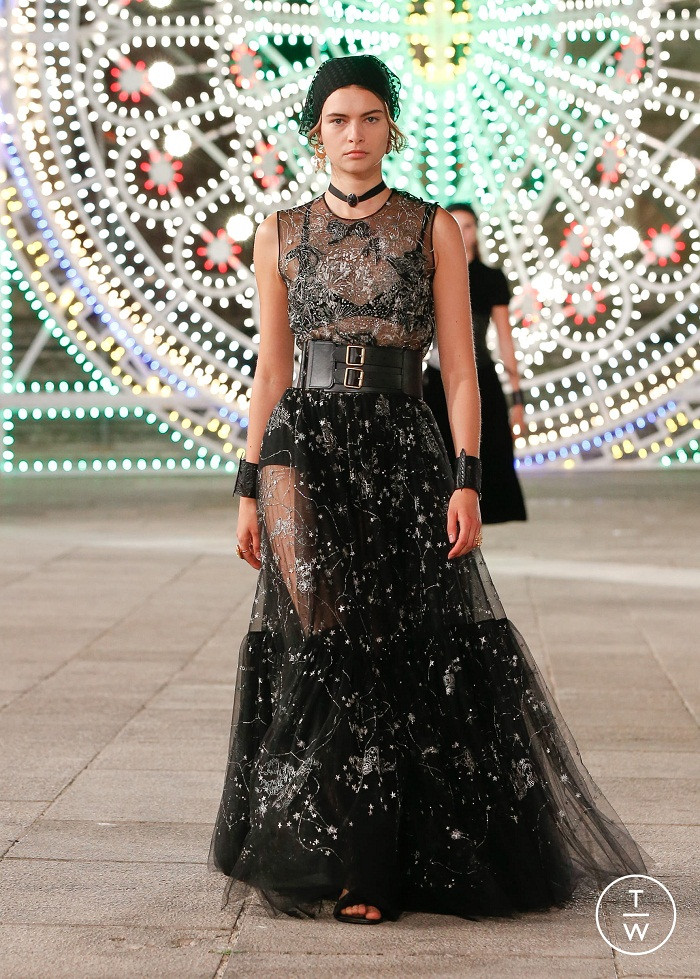 Sở hữu thân hình mình hạc xương mai giúp giọng ca “Anh ơi ở lại” dễ dàng chinh phục mẫu thời trang kén người mặc này. Cô còn được khen mặc đẹp hơn cả mẫu gốc.