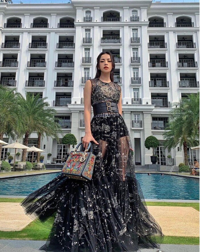 Chia sẻ trên trang cá nhân, Chi Pu khiến người hâm mộ trầm trồ không ngớt bởi quá đỗi xinh đẹp, lộng lẫy, hết phần thời thượng với lớp váy ren xuyên thấu. Nữ ca sĩ Vbiz nhấn nhá cùng thắt lưng bản to, túi xách nhìn vô cùng hợp mắt, không hề phô phang dù diện kiểu váy trong suốt.