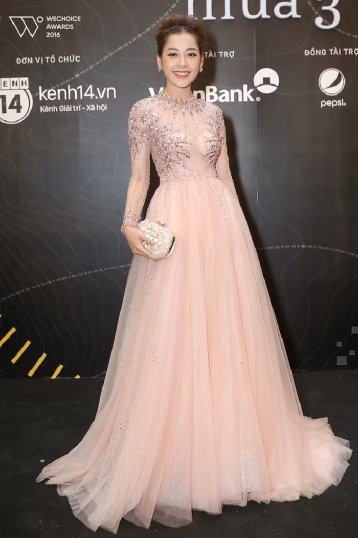 Chi Pu bắt đầu chuyển sang phong cách gợi cảm từ năm 2016. Càng ngày cô càng được nhận xét thăng hạng nhan sắc theo thời gian.