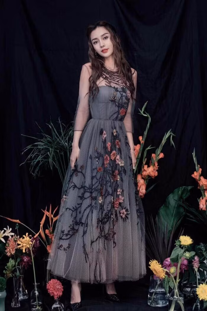 Thường xuyên xuất hiện trong các dáng váy công chúa, Angelababy khẳng định đẳng cấp nhan sắc tiểu Hoa đán của mình.