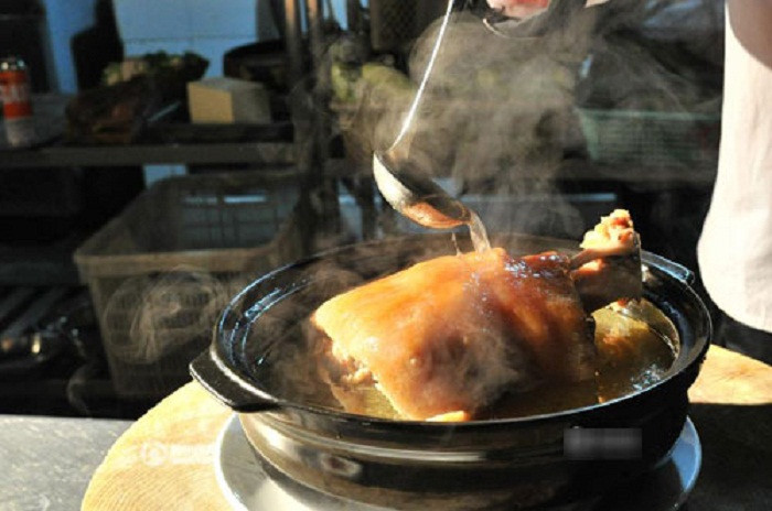 Trải qua thời gian, thịt lợn trở nên cứng và khó cắt. Do đó, trước khi cắt người ta thường ngâm trong nước sôi để thịt mềm đi.