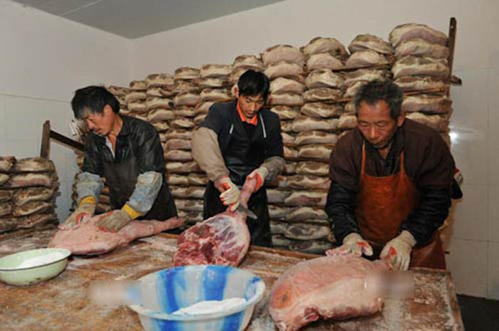 Khi làm sạch phần đùi lợn, thay vì sử dụng nước lạnh thông thường, người ta sẽ rửa bằng rượu ngô, điều này khiến thịt có mùi thơm hơn rất nhiều. Bước tiếp theo là thoa một lớp muối lên bề mặt và massage đều tay để muối được thấm vào lớp da và thịt hoàn toàn.