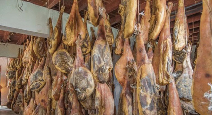 Thịt lợn xông khói xuất hiện từ thế kỷ 18 song công nghệ làm thịt xông khói chỉ thực sự được phổ biến kể từ đầu thế kỉ trước bởi cha vợ Đặng Tiểu Bình. Đến năm 2010, kỹ thuật sản xuất thịt lợn hun khói Trung Quốc được công nhận là di sản văn hóa phi vật thể.