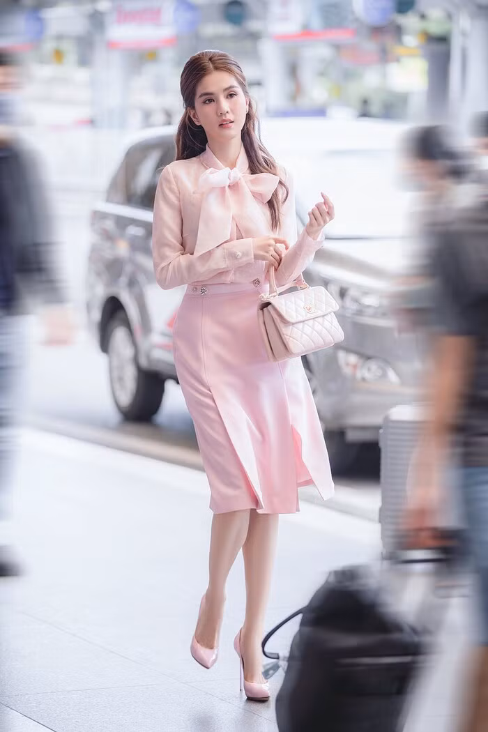 Trên trang cá nhân, Ngọc Trinh liên tục đăng ảnh khoe streetstyle thời thượng, ghi lại hoạt động thường ngày tiện thể cho những món đồ hiệu “lên sóng”.