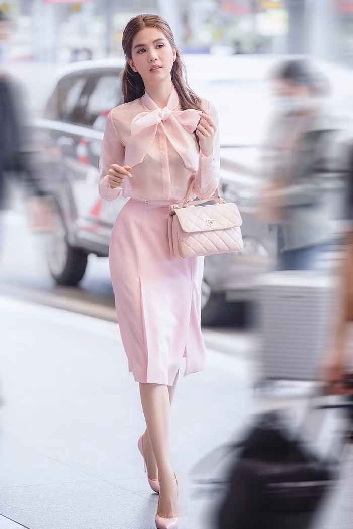 Bên cạnh đó, thiết kế không ôm trọn vòng ngực khiến gờ áo cộm hẳn lên.