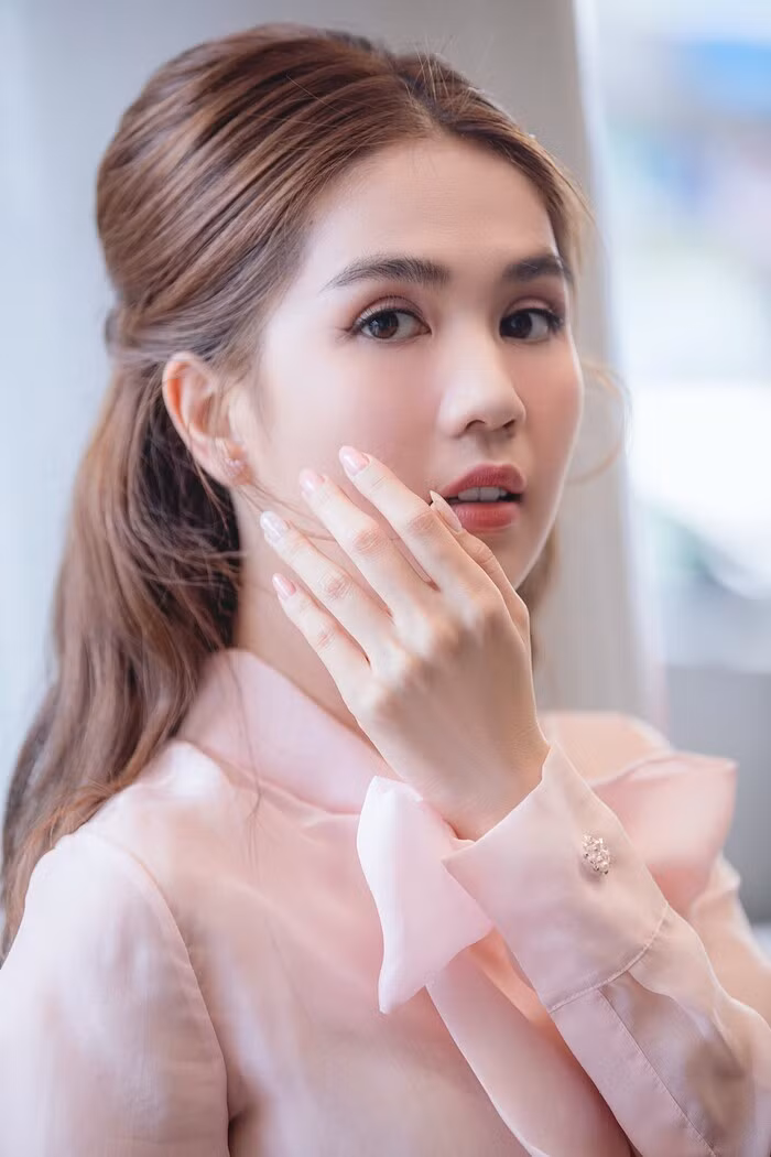 Sở hữu thân hình nuột nà nên ngay cả khi khoác lên người bộ đồ màu hồng pastel không quá nổi bật nhưng Ngọc Trinh vẫn chiếm trọn spotlight.