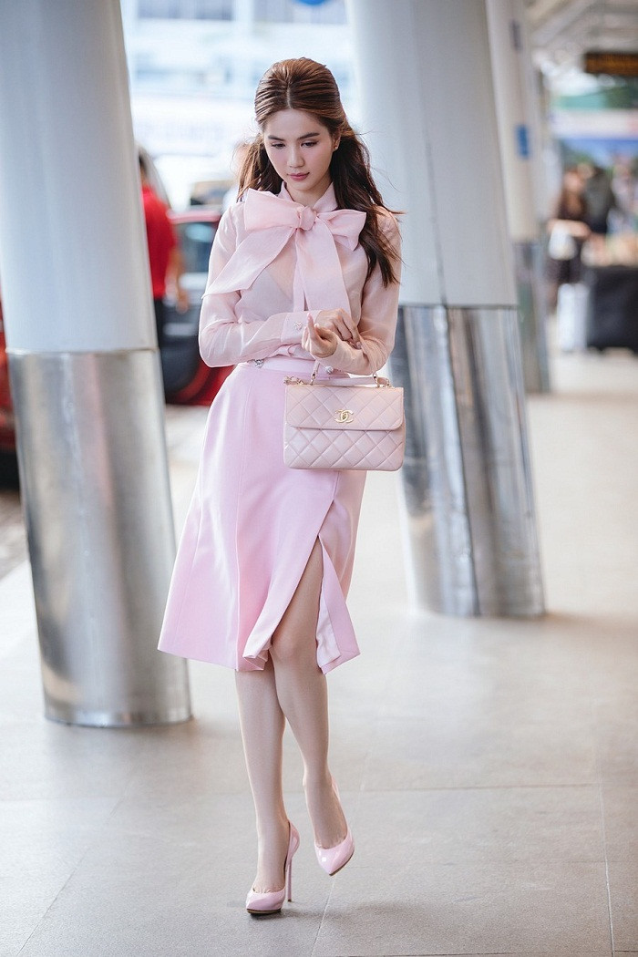 Dáng áo thắt nơ bên ngoài không hề phô phang song chính việc lựa chọn chọn áo ngực màu đen khiến Ngọc Trinh mất điểm trầm trọng.