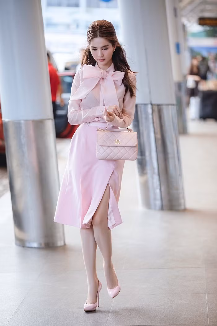 Dáng áo thắt nơ bên ngoài không hề phô phang song chính việc lựa chọn chọn áo ngực màu đen khiến Ngọc Trinh mất điểm trầm trọng.