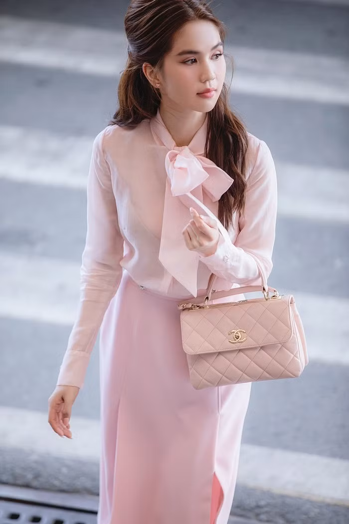 Lợi thế làn da trắng sứ khiến diễn viên Vu quy đại náo “cân đẹp” tông màu này. Tuy nhiên, cô lại mắc lỗi sơ đẳng chọn màu sắc nội y không ăn nhập dẫn tới sự cố Ngọc Trinh lộ hàng kém duyên.