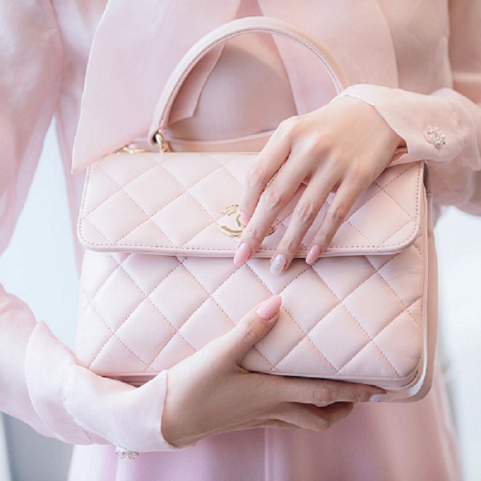 Để tạo điểm nhấn, Ngọc Trinh không quên cầm theo chiếc túi của nhà mốt Chanel cũng màu hồng ton – sur – ton. Sự đồng điệu từ trang phục tới phụ kiện túi xách, giày dép khiến Ngọc Trinh vô cùng nữ tính.