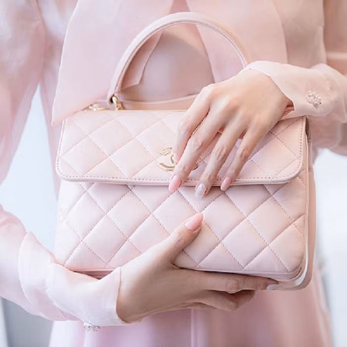 Để tạo điểm nhấn, Ngọc Trinh không quên cầm theo chiếc túi của nhà mốt Chanel cũng màu hồng ton – sur – ton. Sự đồng điệu từ trang phục tới phụ kiện túi xách, giày dép khiến Ngọc Trinh vô cùng nữ tính.