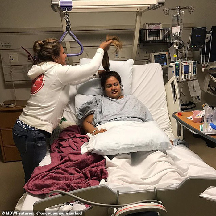 Dù rất lo lắng song đây lại là cơ hội duy nhất để có được cuộc sống khỏe mạnh lâu dài. Cô gái trẻ quyết định cắt bỏ 80% dạ dày để loại bỏ cảm giác thèm ăn.