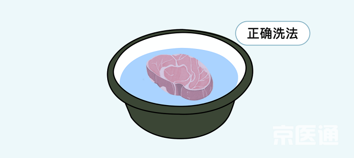 Rửa thịt. Nhiều người cho rằng rửa thịt sống dưới vòi nước là đúng chuẩn. Dù vậy, cách này lại khiến vi khuẩn dễ dàng phát tán ra xung quanh theo các giọt bắn. Để làm đúng, bạn nên ngâm thịt sống trong một hộp riêng chuyên dùng một lúc trước khi rửa. Thịt sống đã làm sạch nên được sơ chế với thớt riêng, tách biệt với thớt cho đồ ăn chín.