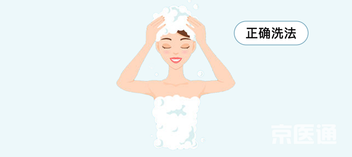 Gội đầu. Làm sạch tóc thôi chưa đủ, khi gội đầu quan trọng nhất là làm sạch bụi bám sâu da đầu. Để làm đúng, bạn cần xả nước làm sạch da đầu một lượt. Sau đó, thoa dầu gội đều lên tóc và da đầu. Thay vì sử dụng móng để cào nhẹ da, bạn nên dùng bụng các ngón tay để massage nhẹ nhàng theo cách “khoanh tròn”.