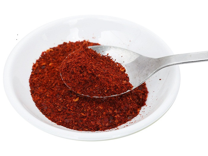 Ớt bột. Nếu như tiêu đen hợp với các món nướng thì ớt bột lại được khuyến khích dùng cho các món hầm, rang. Khi nêm ớt, món ăn có được màu đỏ bắt mắt đồng thời vô cùng kích thích vị giác.