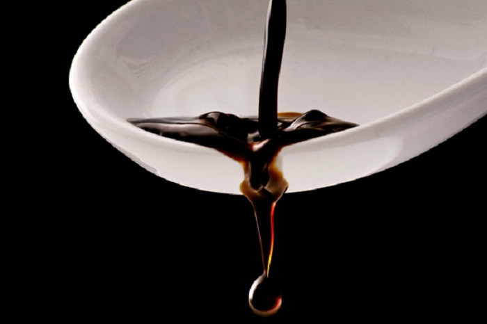 Giấm Balsamic. Là một chất thay thế tuyệt vời khác cho muối, giấm có vị chua thanh, hơi ngọt hứa hẹn làm bật hương vị tự nhiên. Giấm balsamic thường được nêm với súp, món hầm, nước trộn salad, nước xốt thịt và cá. Ảnh: Boldsky, Internet.