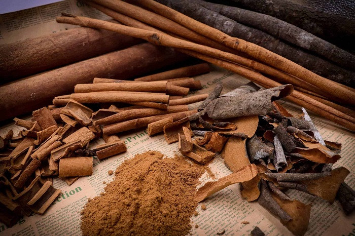 Quế. Quế không chỉ là gia vị thông dụng mà còn có dược tính cao. Quế có vị cay ngọt, rất linh hoạt sử dụng được cho cả món mặn và ngọt. Đặc biệt, sử dụng bột quế cho súp, nước xốt, gà quay, bánh nướng và bánh ngọt sẽ có được hương vị rất riêng.