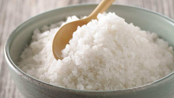 Cơ thể tiếp nhận một lượng muối nhất định theo các thực phẩm ăn hàng ngày, nhưng ăn nhiều muối dễ tăng huyết áp, căng thẳng tim mạch, theo thời gian phát sinh nhiều bệnh. Do đó, kiểm soát lượng muối giúp bảo vệ sức khỏe.