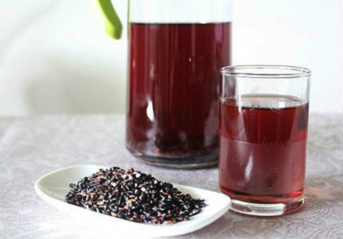 Nước gạo lứt. Nếu như cháo yến mạch bí ngô tốt khi ăn vào buổi tối thì nước gạo lứt được khuyên nên dùng cho bữa sáng. Khi đi vào cơ thể, thành phần dinh dưỡng trong gạo lứt góp phần thải độc đường ruột, cân bằng độ ẩm ruột. Muốn thay đổi thực đơn với nước gạo lứt, bạn có thể kết hợp với sữa đậu nành hoặc nấu cháo, cơm vẫn nhận được lợi ích sức khỏe từ loại hạt này.