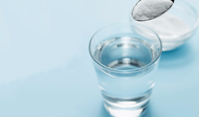 Uống nước muối loãng. Buổi sáng sớm, uống một cốc nước muối pha loãng sẽ giúp tăng cường sức khỏe, làm sạch đường ruột. Làm được điều này bởi môi trường của thận và dạ dày khác nhau nên muối nhạt sẽ đưa các chất cặn bã tồn đọng trong dạ dày xuống ruột, từ đó bạn sẽ dễ dàng thải phân đen, đưa mùi hôi ra khỏi cơ thể.