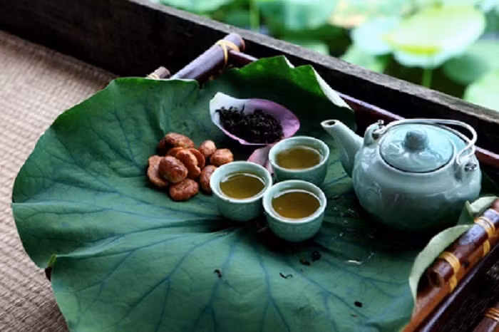 Trà lá sen. Không phân biệt sáng tối, trà lá sen có thể uống bất kỳ thời điểm nào trong ngày. Ngoài tác dụng thúc đẩy quá trình tiêu hóa, nhuận tràng, trà lá sen còn tốt cho người có cơ địa nóng trong.