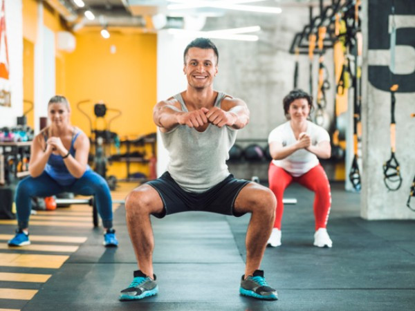  6. Tìm kiếm bạn đồng hành: Một ý tưởng hiệu quả khác để khiến việc tập thể dục trở nên thú vị là rủ một vài người bạn cùng nhau thực hiện. Cách này giúp cải thiện tâm trạng và tránh cảm xúc đơn độc khi tập thể dục. Tập cùng bạn bè cũng giúp bạn thử các hoạt động khác nhau khi tập thể dục.