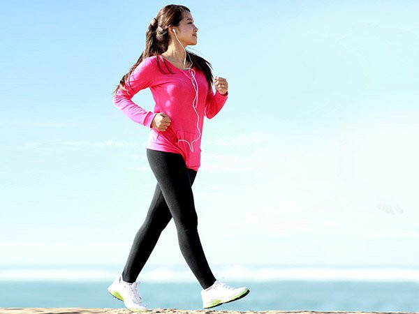  8. Đi bộ: Các chuyên gia khẳng định đi bộ là hoạt động thể chất tốt nhất giúp kiểm soát tiểu đường. Đi bộ có tác dụng tốt nhờ đốt cháy calo, tăng cường chuyển hóa và giúp giảm cân, các yếu tố quan trọng trong việc kiểm soát tiểu đường. Một nghiên cứu cho biết, đi bộ khoảng 30 phút mỗi ngày giúp làm giảm các yếu tố nguy cơ của bệnh tiểu đường gần 50%.