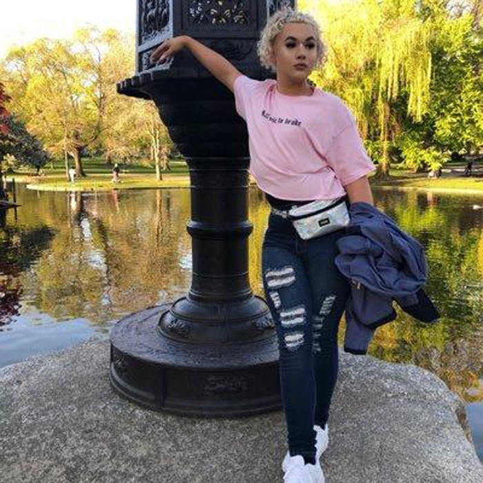 Hầu hết trường hợp PMDS không có cửa âm đạo. Một số người có kinh nguyệt song kinh nguyệt thường không đều, được bài tiết qua nước tiểu hoặc tinh dịch.