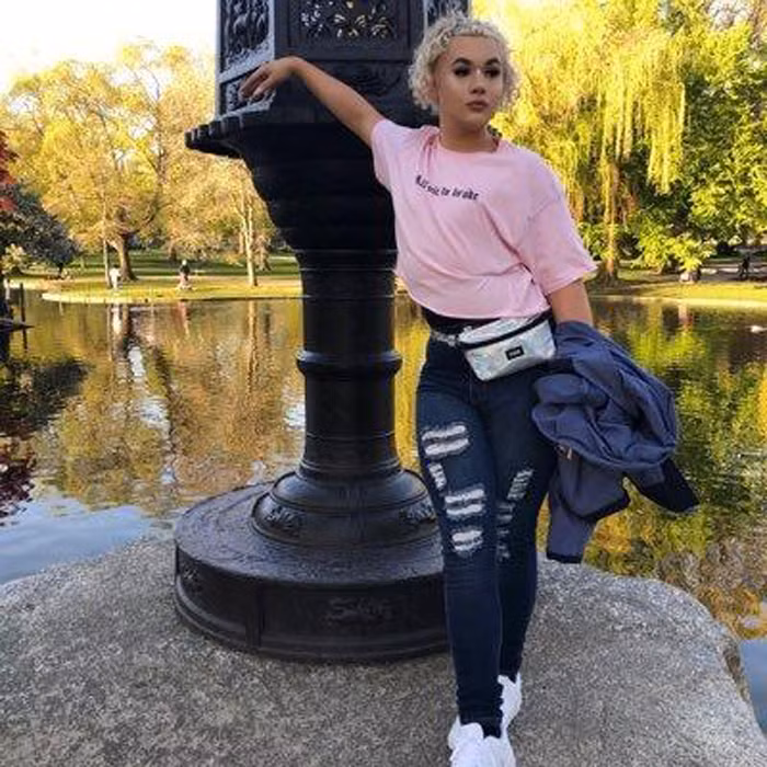 Hầu hết trường hợp PMDS không có cửa âm đạo. Một số người có kinh nguyệt song kinh nguyệt thường không đều, được bài tiết qua nước tiểu hoặc tinh dịch.