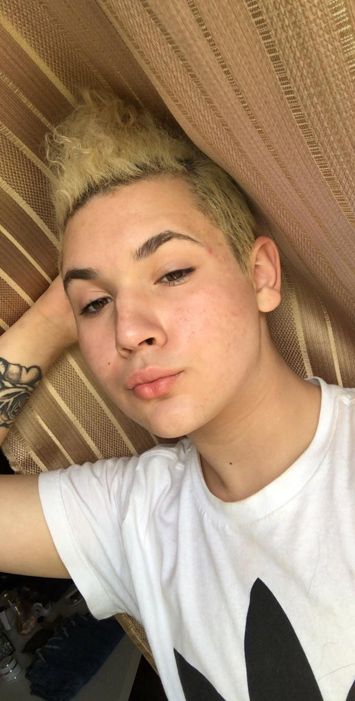 Bên cạnh vẻ khác biệt, Mikey còn nhận thấy mình không có cảm xúc với phụ nữ. Mikey chỉ thấy rung động với những người bạn nam giới. Chính điều này khiến cậu bé 13 tuổi từng nghĩ mình là người đồng tính.