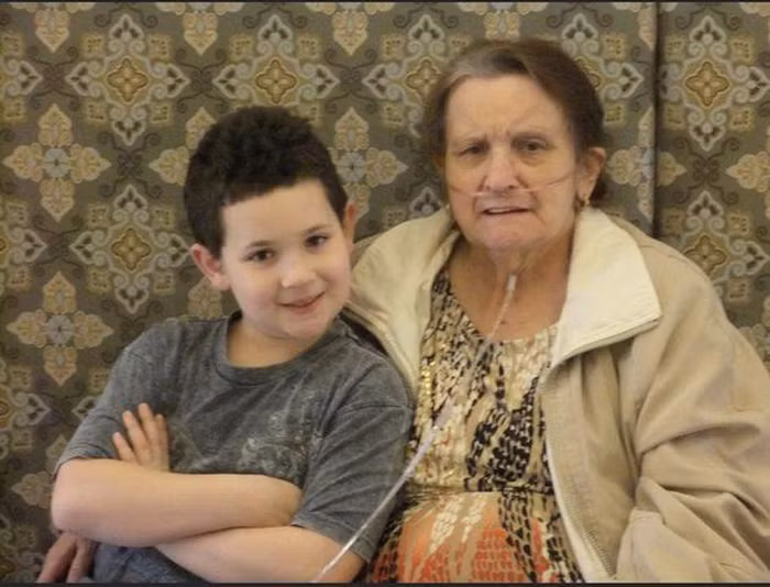 Ngoài bộ phận sinh dục của nam, Mikey có thân hình nữ tính, hông, mông nảy nở và rất ít lông ở mặt. Điểm khác biệt này khiến cậu thường xuyên bị trêu chọc.