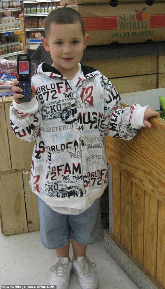 18 năm trước, mẹ Mikey Chanel (Boston, Massachusett, Anh) mang bầu và được bác sĩ thông báo là bé gái. Đứa trẻ chào đời lại là một cậu bé khiến mọi người ngạc nhiên và cho rằng kết quả xét nghiệm trước đó có sự nhầm lẫn.