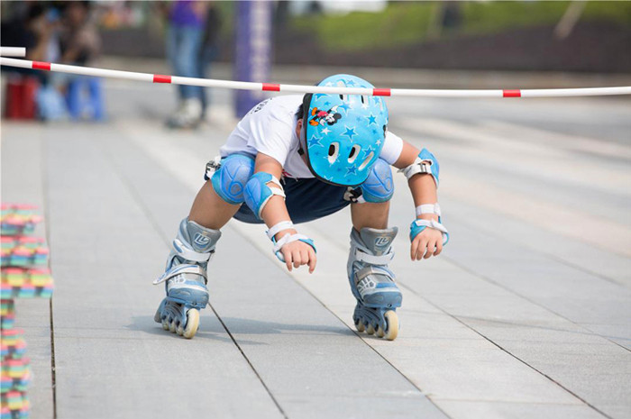  Trượt patin. Không mất nhiều thời gian tập luyện, lại có thể vận động ở nhiều không gian khác nhau song patin lại không thực sự phù hợp với trẻ dưới 4 tuổi.
