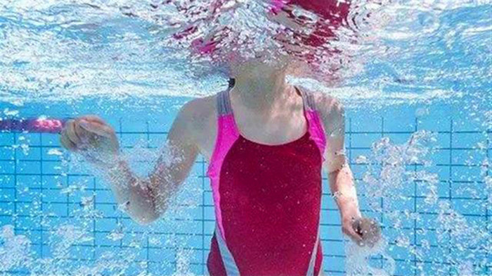 Tuy nhiên, bơi lại là môn thể thao không nên cho trẻ tập sớm. Trẻ dưới 4 tuổi chức năng tim phổi chưa phát triển hoàn thiện. Học bơi lúc này sẽ gây hại nhiều hơn lợi. Môi trường áp suất thấp trong nước cũng không hữu ích cho quá trình phát triển xương của trẻ.