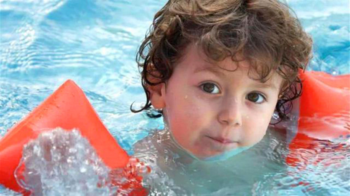  Bơi. Nhiều mẹ cho con tập bơi sớm với mong muốn giúp trẻ phòng đuối nước, kích thích phát triển trí não, hình thể cũng như cải thiện dung tích phổi.