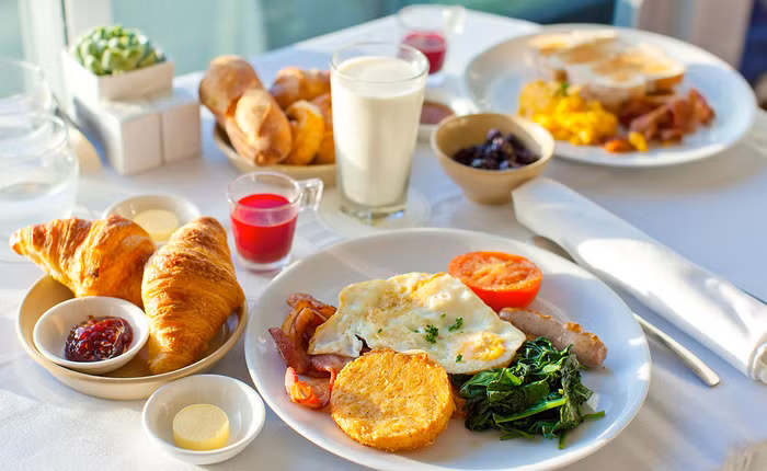 Ăn quá nhiều vào buổi sáng. Gan được xem là “trung tâm chuyển hóa” chất đạm, đường và mỡ trong cơ thể. Khi thức ăn được tiêu hóa trong dạ dày, hấp thụ trong đường tiêu hóa thì một phần sẽ được chuyển đến gan để xử lý.