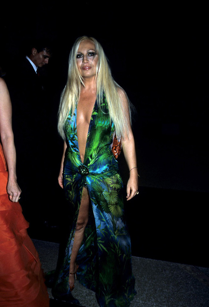 “Mẹ đẻ” của mẫu váy – Donatella Versace cũng từng lên đồ sản phẩm do chính mình thiết kế tại Met Gala 1999. Phần tà được giữ ngắn giống như phiên bản gốc song lại được cách điệu hở cánh tay. Ảnh: Biography.