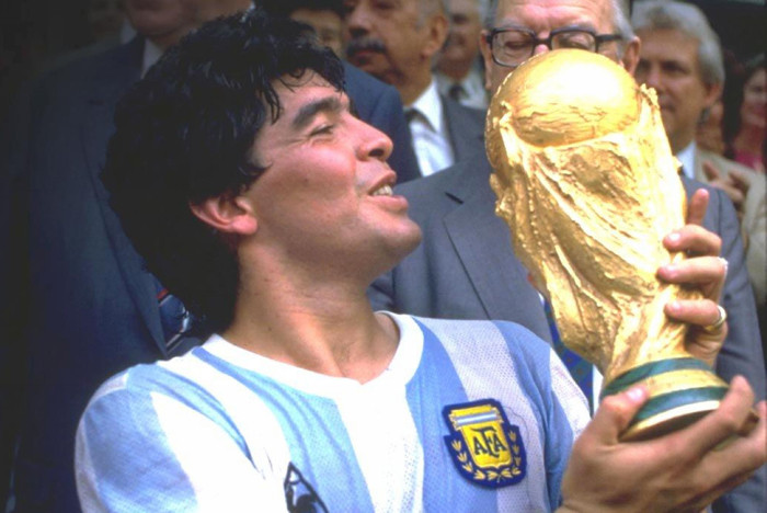 Trước đó, huyền thoại bóng đá Maradona kiên cường chiến đấu khi liên tục trải qua cuộc chiến dài về vấn đề sức khỏe. Vậy nhưng, cơn đau tim đột ngột lại “hạ gục” nhà vô địch thế giới chỉ sau 12 phút kể từ lúc hôn mê cho đến khi trút hơi thở cuối cùng.