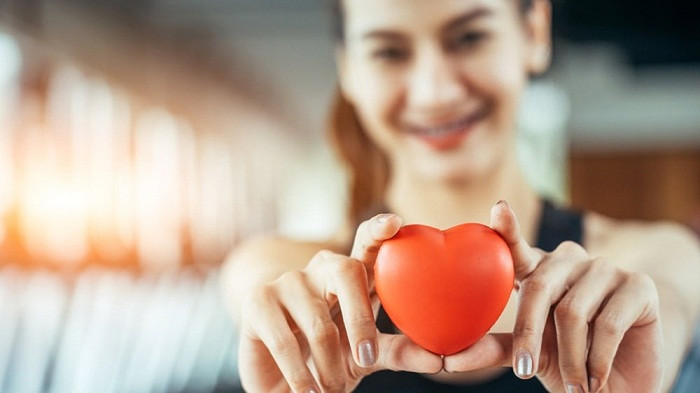 Hoa mắt. Khi trái tim không khỏe khiến công suất làm việc không ổn định, dẫn đến tình trạng giảm áp lực bơm máu đi nuôi các cơ quan trong cơ thể, đặc biệt nguy hiểm là tình trạng thiếu máu lên não. Vì thế có thể gây ra hiện tượng hoa mắt hay choáng nhẹ.