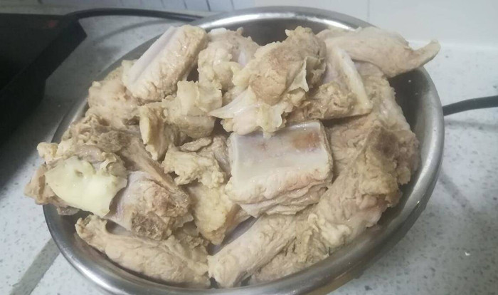 Như vậy máu thừa tồn đọng sẽ gây hôi, các tạp chất trong thịt cũng không thể thải ra ngoài. Việc gặp nóng đột ngột cũng phá hủy cấu trúc dinh dưỡng của sườn, làm thịt dai và khô.