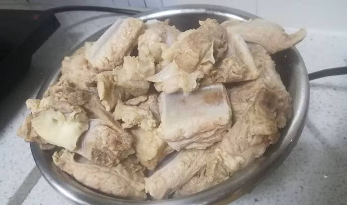 Như vậy máu thừa tồn đọng sẽ gây hôi, các tạp chất trong thịt cũng không thể thải ra ngoài. Việc gặp nóng đột ngột cũng phá hủy cấu trúc dinh dưỡng của sườn, làm thịt dai và khô.