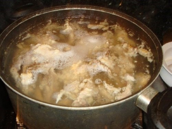 Chú ý, không nên đậy vung, đun nhỏ lửa chừng nửa tiếng, chị em mới bắt đầu nêm muối, cho ngô vào hầm cùng.