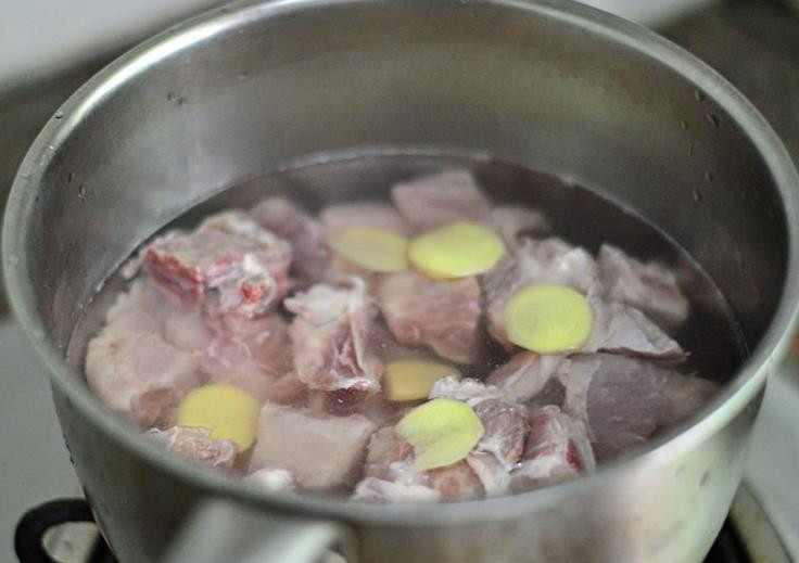 Tiếp đó, cho vài lát gừng và chút rượu nấu ăn vào đun sôi. Không dùng lửa lớn để chần nếu không sẽ làm thịt dính và dậy mùi tanh.