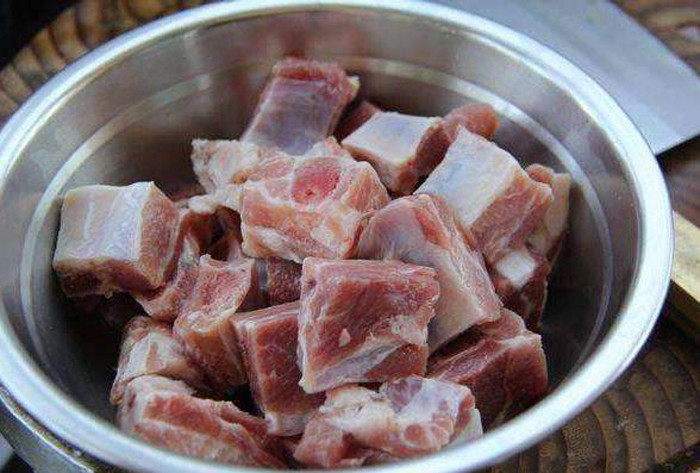 Đặc biệt, khâu chần sườn rất nhiều người mắc lỗi. Việc chần sườn bằng nước sôi sẽ khiến sườn nóng lên không đều. Nhiệt độ cao của nước nhanh chóng làm khô lớp thịt bên ngoài nhưng bên trong vẫn lạnh.