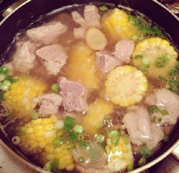 Không nên cho muối vào ngay từ đầu bởi chúng sẽ khiến sườn bị co rút lại, dễ bị cháy khét.