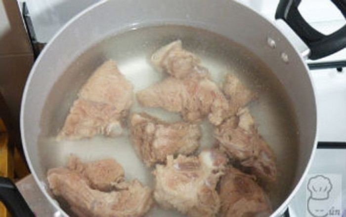 Nhất định phải dùng nước lạnh để chần. Nước lạnh giúp xương và nước nóng lên cùng lúc. Nhiệt độ thịt bên trong và bên ngoài đều nhau, mùi vị không thay đổi mà máu thừa bên trong cũng được thải ra.