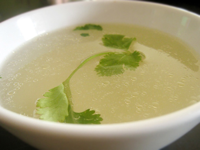 Để món hầm xương ngọt nước, không tanh, khâu chần xương vô cùng quan trọng. Nếu chỉ đơn thuần đặt nồi lên bếp đợi nước sôi rồi vớt ra mang đi hầm thì nước dùng rất dễ đục, khô và hôi.