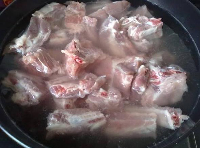 Muốn hầm xương ít bọt không tanh, bạn nên ngâm sườn trong nước sạch khoảng 2 giờ. Quá trình ngâm, cần thay nước nhiều lần để máu thừa được loại bỏ bớt. Lý do bởi bản thân xương sườn có rất nhiều máu – đây được xem là nguyên nhân gây mùi.