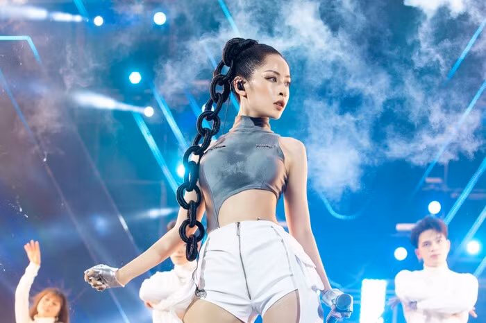 Nếu như Cardi B mang đến một nét đẹp độc đáo, cá tính thì Chi Pu lại vô cùng quyến rũ, gợi cảm khi diện kiểu tóc "xiềng xích" này.