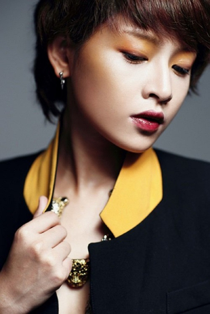 Kiểu tóc nổi loạn trên chưa ăn nhập gì so với mái tém ngắn cũn này. Kết hợp lối trang điểm lạ mắt, Chi Pu trông vừa bí ẩn vừa mạnh mẽ cuốn hút.